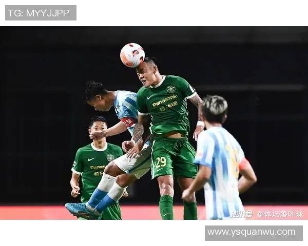 中超赛场费莱尼头球技艺再现引发球迷热议与赞叹